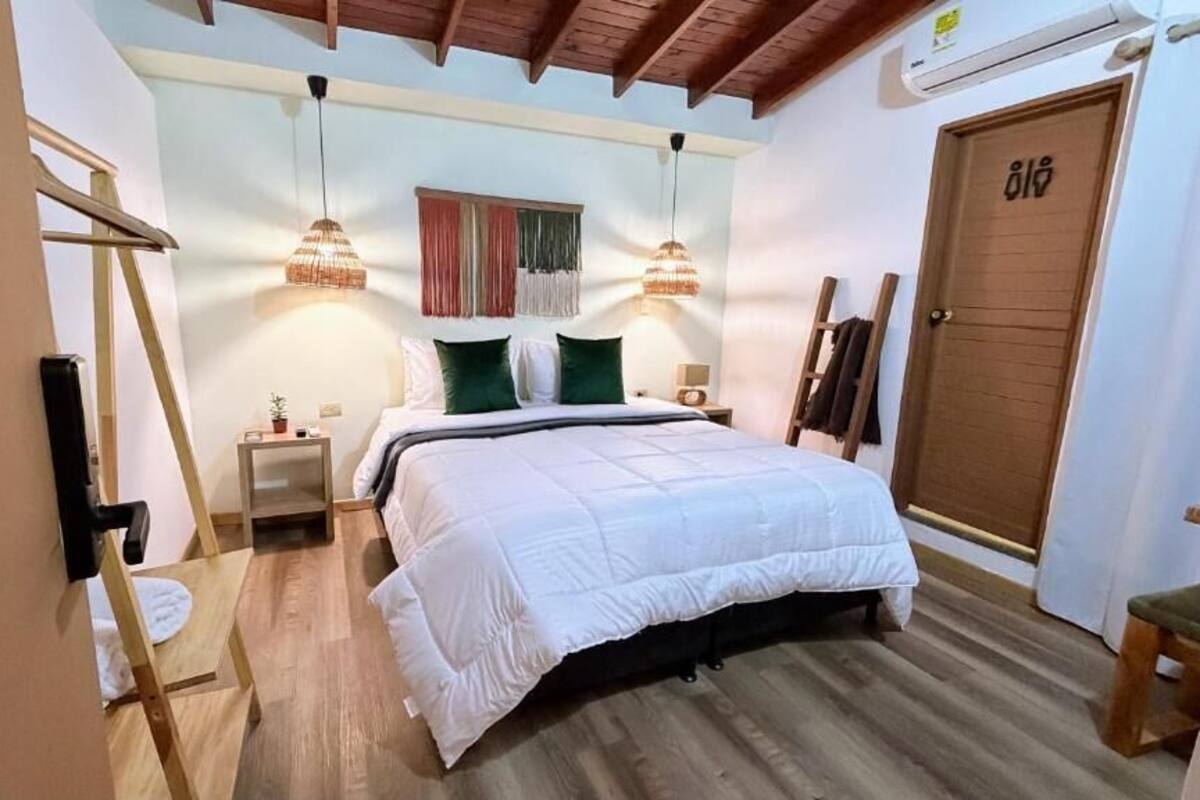 Standard Room, 1 Queen Bed | Desk, iron/ironing board, WiFi (free), bed sheets