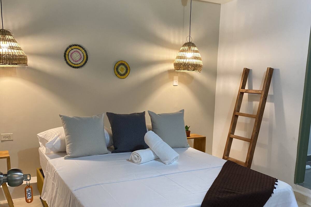 Chambre Simple Deluxe | Bureau, fer et planche à repasser, Wi-Fi gratuit, draps fournis