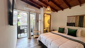 Standaard kamer, balkon | Een bureau, een strijkplank/strijkijzer, gratis wifi, beddengoed