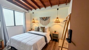 Standard Room | Desk, iron/ironing board, free WiFi, bed sheets - Luum Guest House (Medellín)