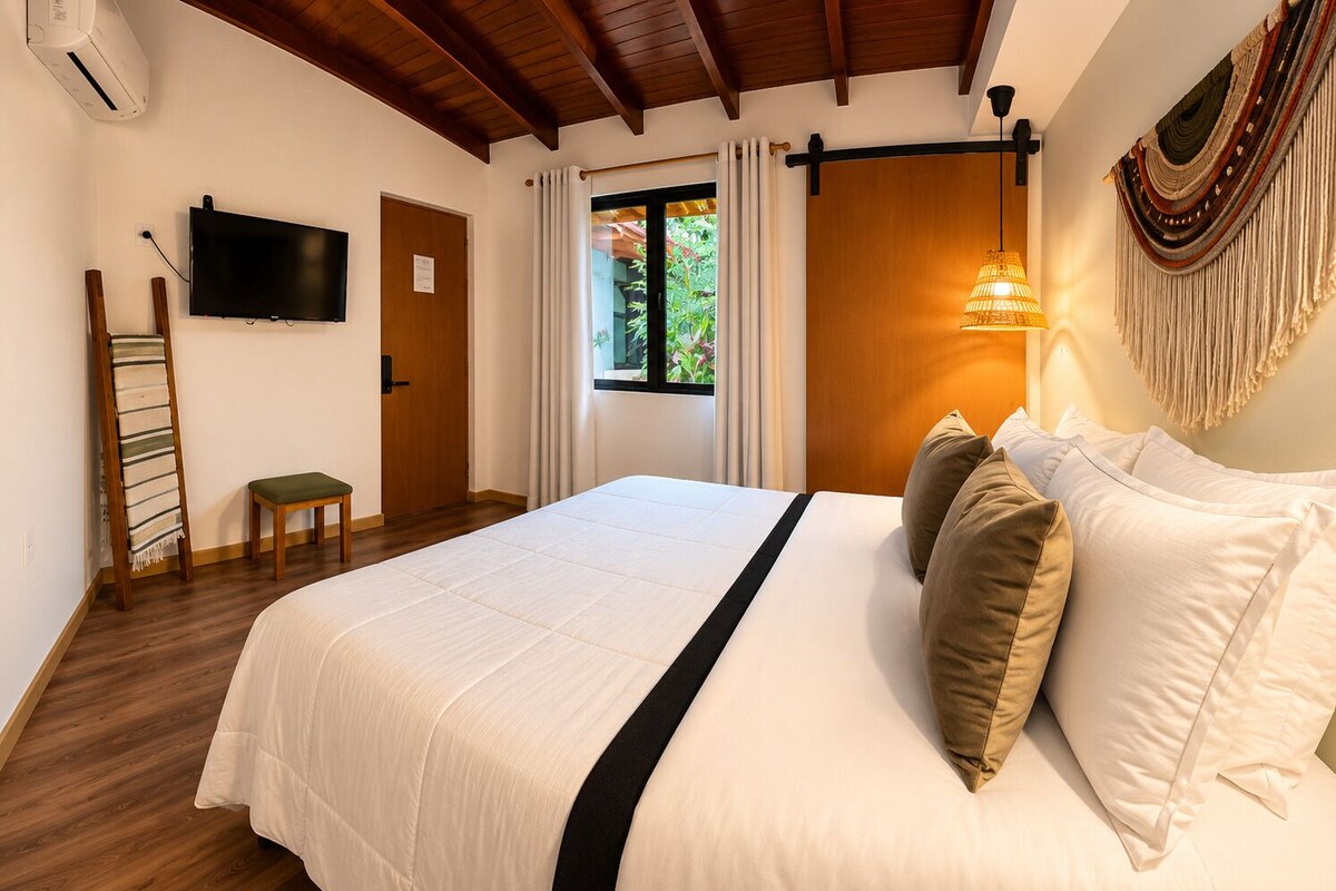 Standard Double Room | Desk, iron/ironing board, WiFi (free), bed sheets