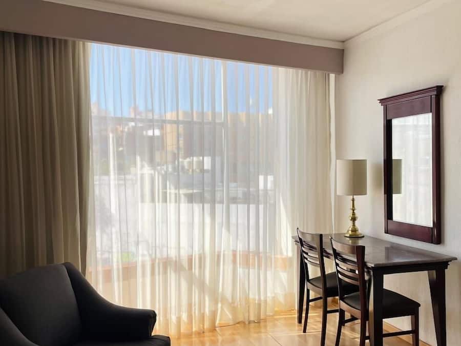 Escritorio, wifi gratis y ropa de cama