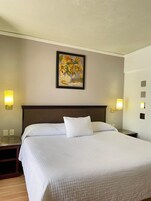 Escritorio, wifi gratis y ropa de cama