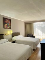 Escritorio, wifi gratis y ropa de cama