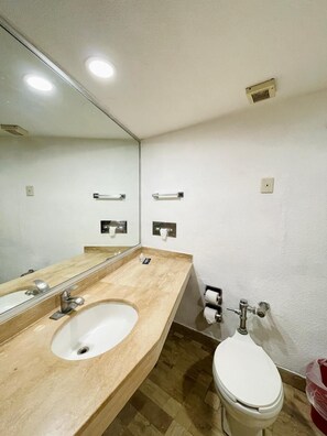 Traditional Double Room | Bathroom | Towels - Hotel Arroyo Express (Zacatecas)