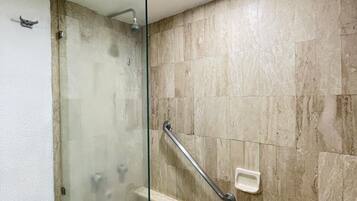 Habitación tradicional doble | Baño | Toallas