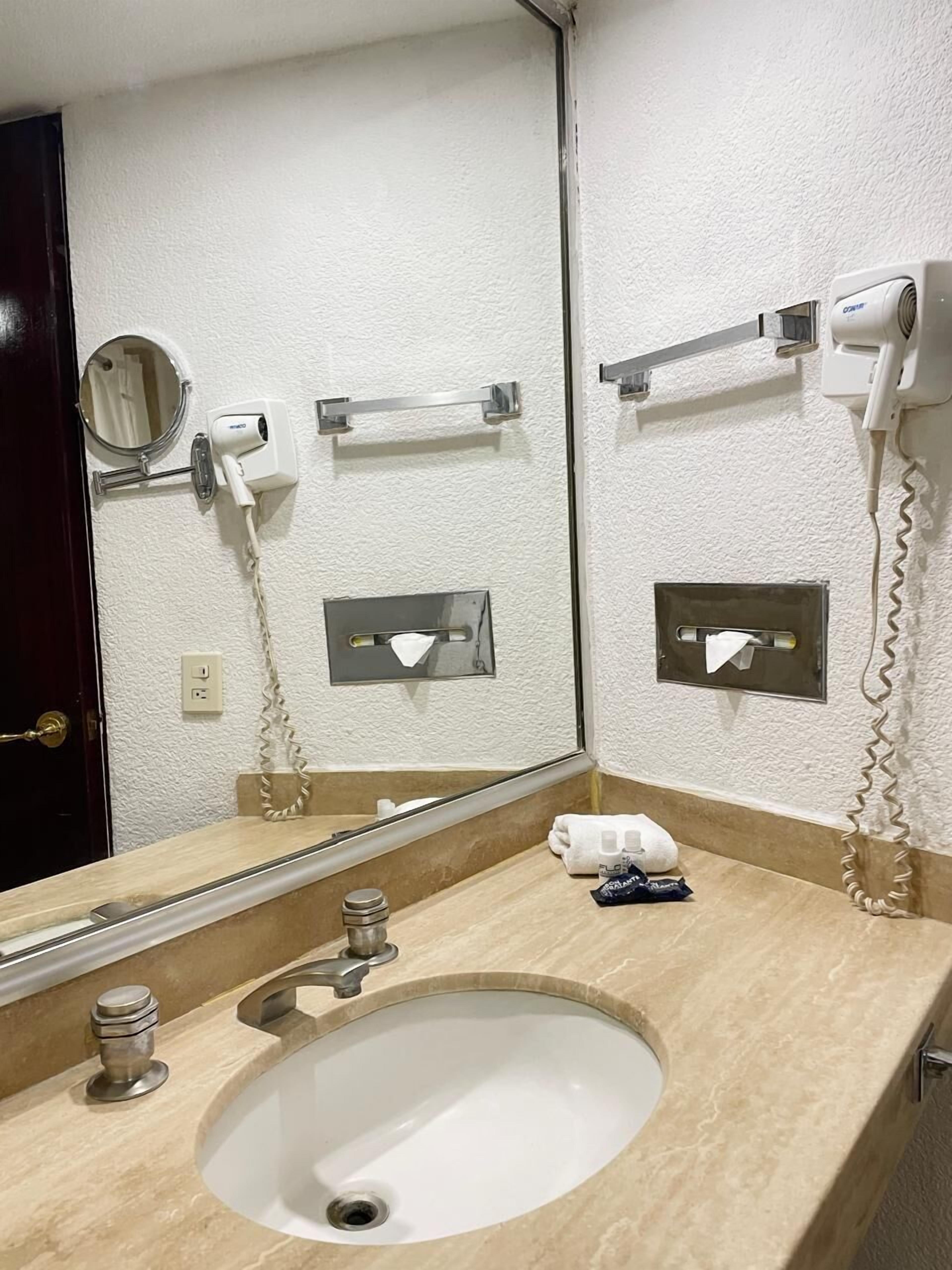 Traditional Room | Bathroom