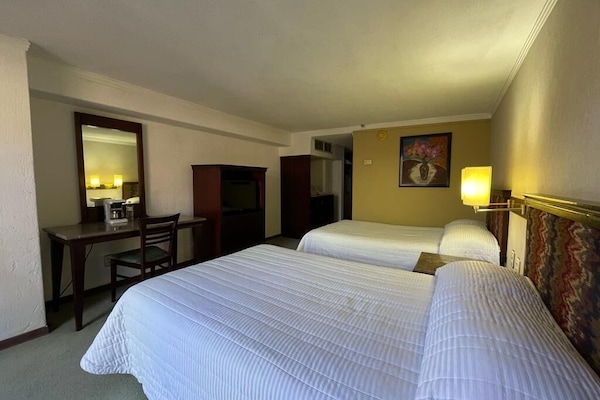 Habitación doble tradicional | Escritorio, wifi gratis y ropa de cama