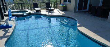 Una piscina al aire libre, una piscina climatizada