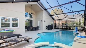 Una piscina al aire libre, una piscina climatizada