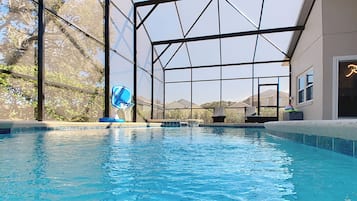 Piscina all'aperto, una piscina riscaldata