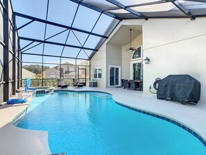 Una piscina al aire libre, una piscina climatizada