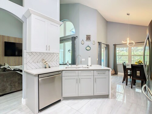 Gorgeous close to Disney 6Br4Bath Slp12,Huge Pool great for family gathering 