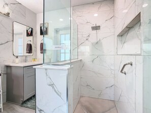 Bathtub, hair dryer, towels, soap - Gorgeous close to Disney 6Br4Bath Slp12,Huge Pool great for family gathering  (Kissimmee)