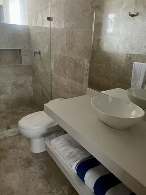 Shower, hair dryer, towels, soap - Very nice suites with an excellent location (Playa del Carmen)