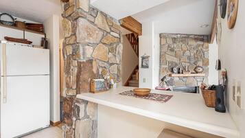 Studio (3 Bedrooms) | Property amenity