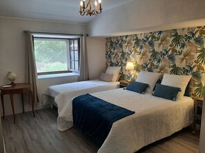 3 bedrooms, desk, travel crib, bed sheets
