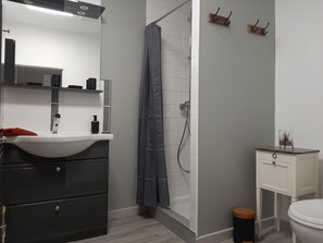 Douche, serviettes fournies, savon, papier toilette