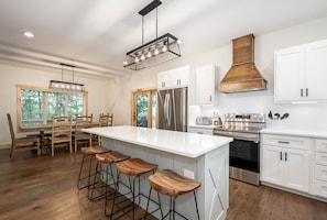 Casa, varias camas, bañera de hidromasaje, vistas a la montaña | Cocina privada | Frigorífico, microondas, horno y placa de cocina