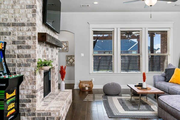 Téléviseur, jeux vidéo, bureau