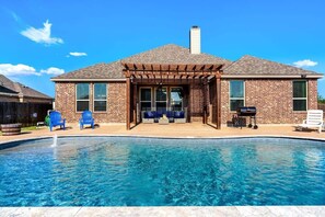 A house with a swimming pool, a covered patio, and a brick exterior. - Poolside Noble House Close to Magnolia & Baylor! (Hewitt)