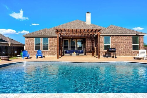 Poolside Noble House Close to Magnolia & Baylor!