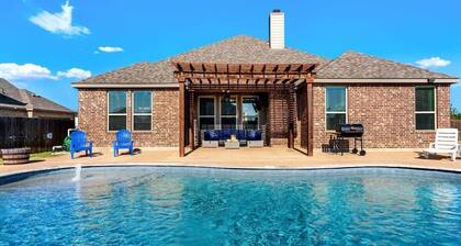 Poolside Noble House Close to Magnolia & Baylor!