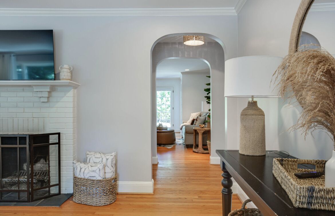 Televisor intel·ligent, llar de foc i llibres 