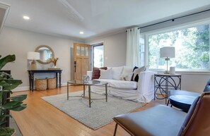 Smart TV, caminetto, libri