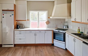Réfrigérateur, four à micro-ondes, surface de cuisson, lave-vaisselle