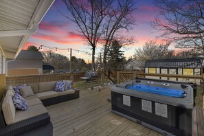 Terrace/patio - Cozy Asheville Home / Hot Tub / Fire Pit! Discount for week-long stays! (Asheville)