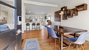Una cocina moderna con armarios de madera, una mesa de comedor con sillas y una isla de cocina.