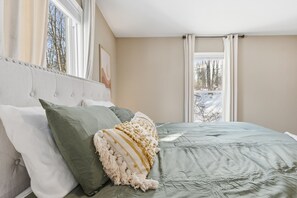 4 bedrooms, desk, iron/ironing board, travel crib