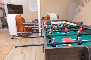 Games room - Poconos Oasis with hot tub, Game RM, & Fire pit. 8 min from Bushkill & Shawnee (East Stroudsburg)