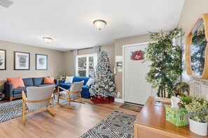 TV connectée, cheminée, jeux vidéo, baby-foot