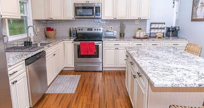 Poconos Oasis with hot tub, Game RM, & Fire pit. 8 min from Bushkill & Shawnee
