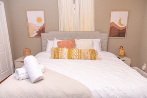 4 bedrooms, desk, iron/ironing board, travel cot - Poconos Oasis with hot tub, Game RM, & Fire pit. 8 min from Bushkill & Shawnee (East Stroudsburg)