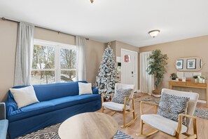 Smart-TV, Kamin, Videospiele, Tischfußball