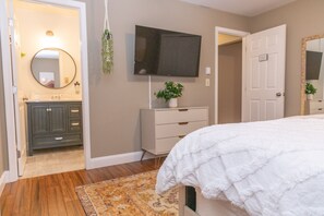 4 bedrooms, desk, iron/ironing board, travel cot - Poconos Oasis with hot tub, Game RM, & Fire pit. 8 min from Bushkill & Shawnee (East Stroudsburg)