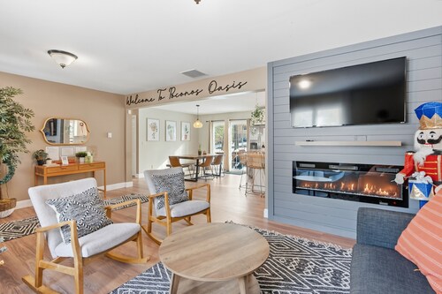 Poconos Oasis with hot tub, Game RM, & Fire pit. 8 min from Bushkill & Shawnee