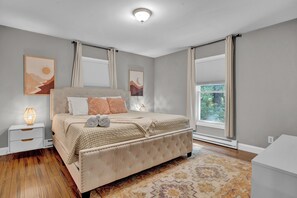 4 bedrooms, desk, iron/ironing board, travel cot