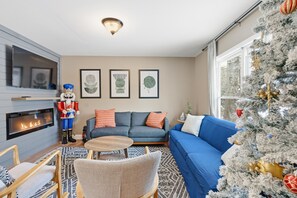 Smart TV, fireplace, video games, table football - Poconos Oasis with hot tub, Game RM, & Fire pit. 8 min from Bushkill & Shawnee (East Stroudsburg)