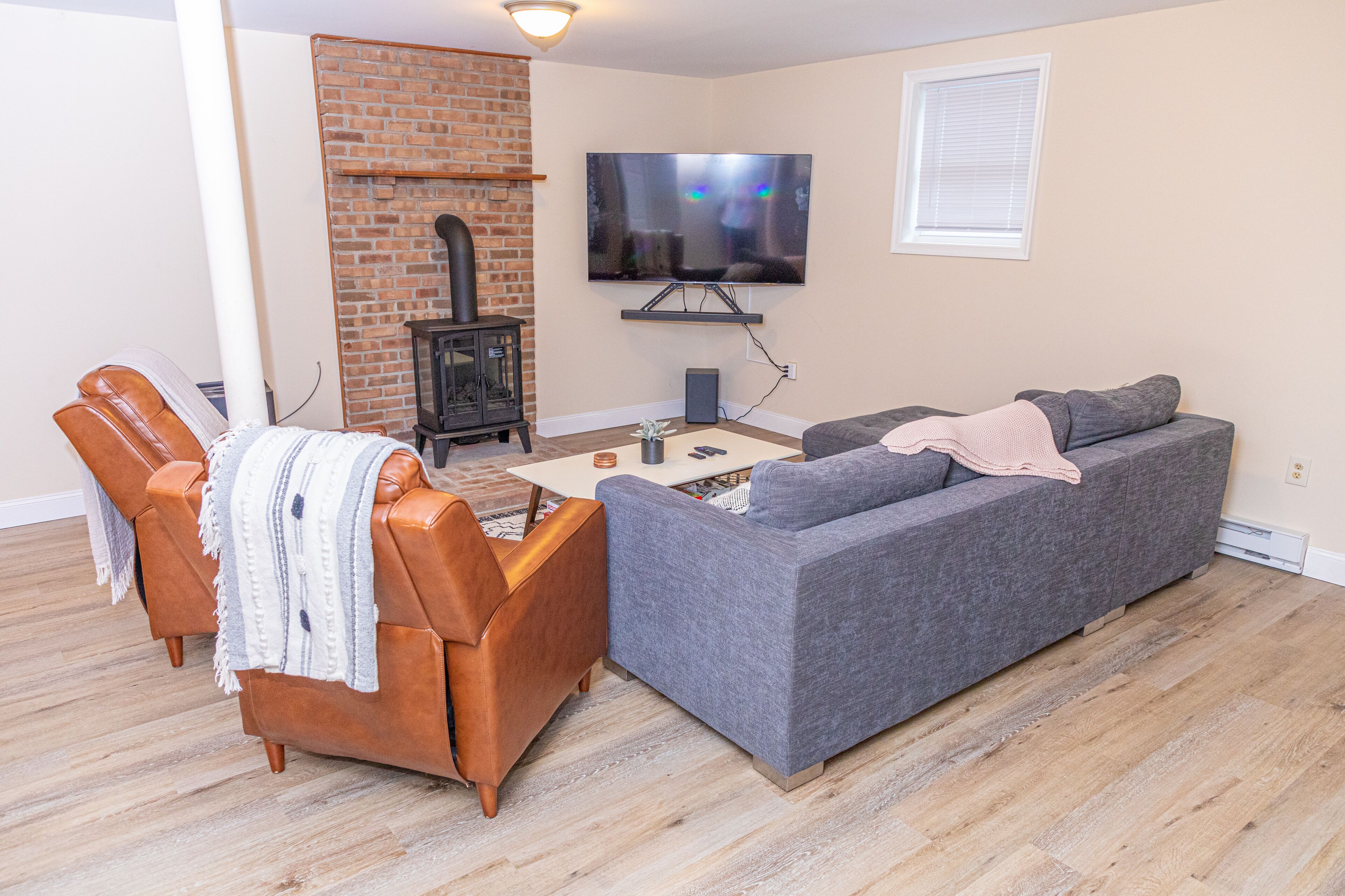 Älytelevisio, takka, videopelejä, pöytäjalkapallopöytä