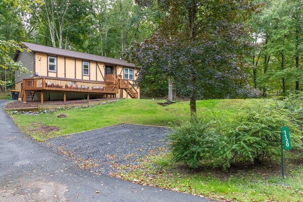 Exterior - Poconos Oasis with hot tub, Game RM, & Fire pit. 8 min from Bushkill & Shawnee (East Stroudsburg)