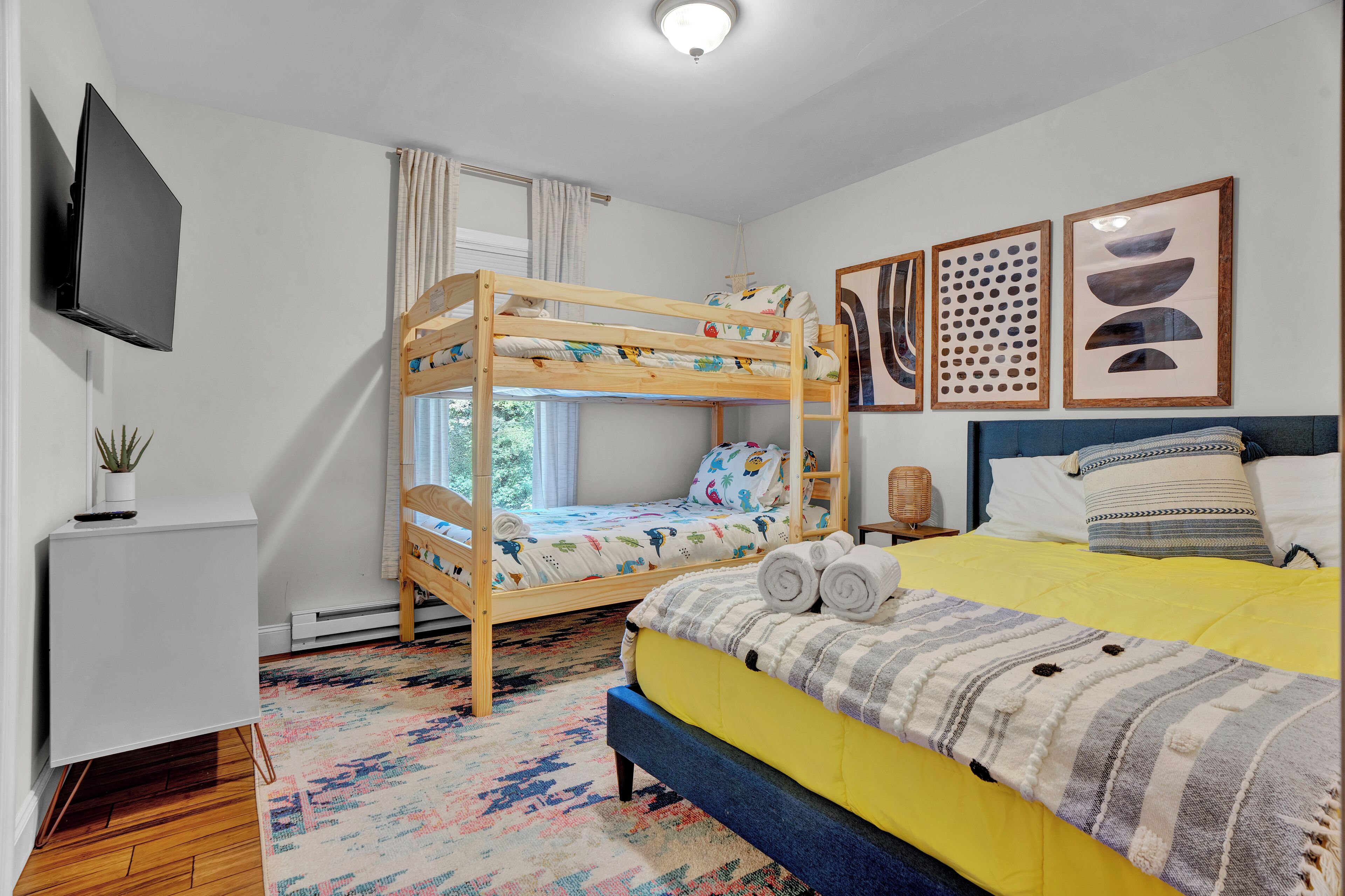 4 soverom, skrivebord, strykejern/-brett og reiseseng for barn