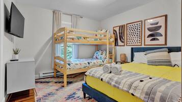 4 soverom, skrivebord, strykejern/-brett og reiseseng for barn