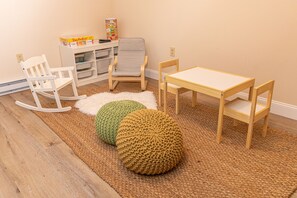 Children’s area - Poconos Oasis with hot tub, Game RM, & Fire pit. 8 min from Bushkill & Shawnee (East Stroudsburg)