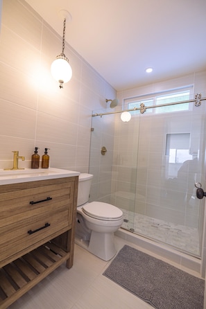 Douche, séchoir à cheveux, bidet, serviettes fournies
