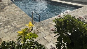 A swimming pool with a clear view of the sky and surrounding buildings. - Newly remodeled 2 bd/2ba Kaka'ako condo on 25th floor with city/ocean views (Honolulu)