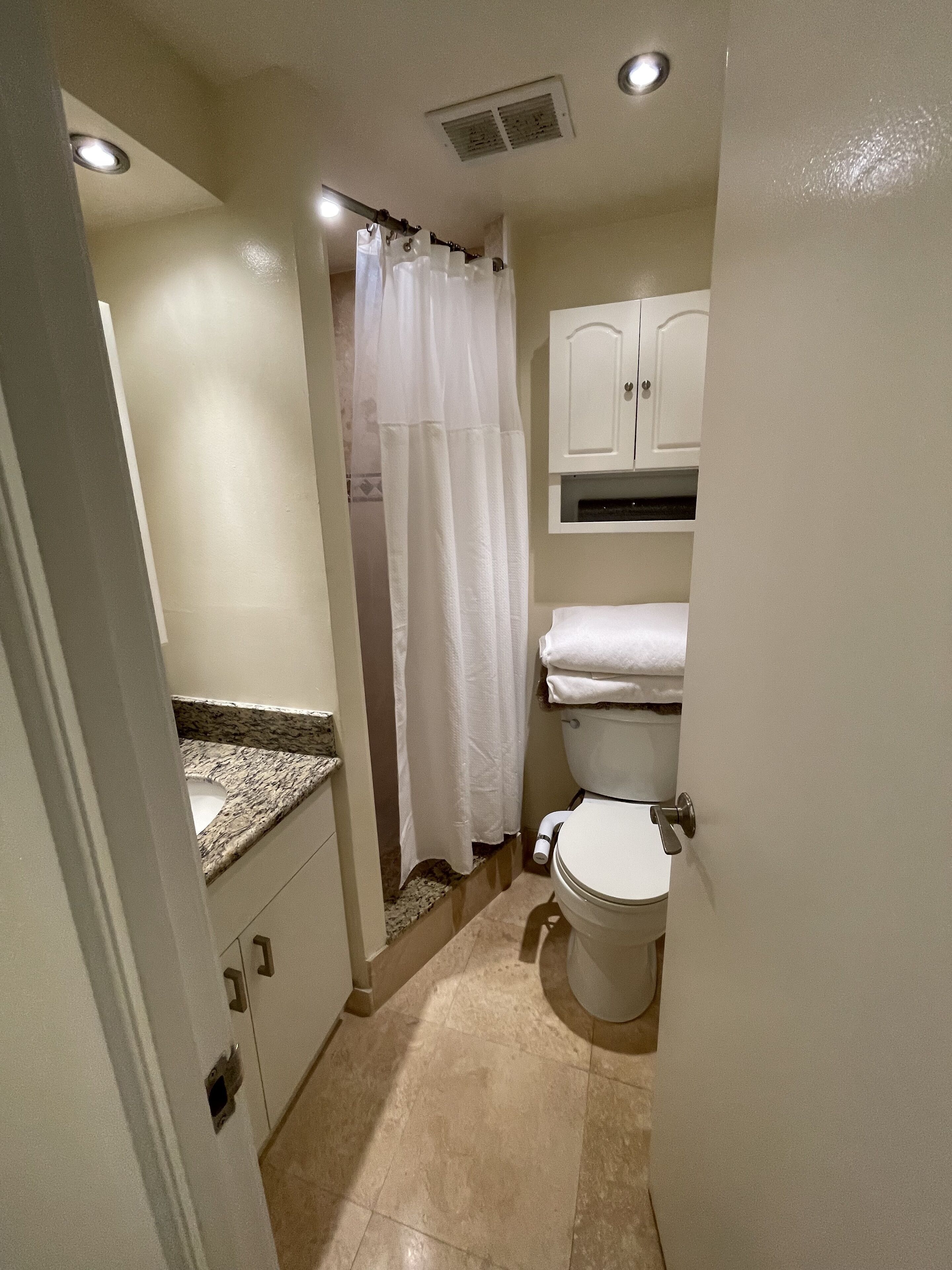 Combined shower/tub, hair dryer, bidet, towels